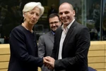 Bộ trưởng Tài chính Hy Lạp Yanis Varoufakis (phải) và Tổng giám đốc Quỹ Tiền tệ Quốc tế Christine Lagarde tại một cuộc họp. (Nguồn: AFP/TTXVN)