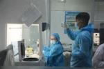 Xét nghiệm mẫu những trường hợp tiếp xúc gần (F1) với bệnh nhân nhiễm COVID-19. (Ảnh: Văn Dũng/TTXVN)