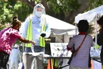 Một điểm xét nghiệm COVID-19 tại Los Angeles, bang California, Mỹ. (Ảnh: AFP/TTXVN)