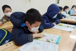 Học sinh Trường Tiểu học Phạm Tu (huyện Thanh Trì, Hà Nội) đi học trở lại sau thời gian dài học trực tuyến. (Ảnh: Phạm Mai/Vietnam+)