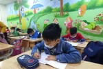 Học sinh tiểu học của Hà Nội đi học trực tiếp. (Ảnh: Phạm Mai/Vietnam+)