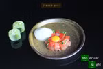 Salad cá ngừ, đồ uống là rượu Martini được cô đặc như miếng ngọc do Bếp trưởng Raphael thực hiện. (Nguồn ảnh: JW Marriott)