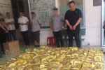 Tang vật và các đối tượng bị lực lượng công an TP.Hồ Chí Minh bắt giữ. (Ảnh: Cổng thông tin điện tử CA TPHCM. TTXVN phát.) 