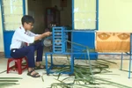 Em Trần Ngô Toàn chế tạo thành công Máy chuốt cọng lá dừa mang lại hiệu quả kinh tế cao. (Ảnh: Nguyên Linh/TTXVN)