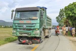 Chiếc xe máy bị kéo lê dưới gầm xe tải hơn 70m. (Ảnh: Xuân Tư/TTXVN)