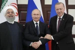 Tổng thống Iran Hassan Rouhani (trái), Tổng thống Thổ Nhĩ Kỳ Tayyip Erdogan (phải) và Tổng thống Nga Vladimir Putin (giữa) tại cuộc họp ở Sochi, Nga ngày 14/2. (Ảnh: AFP/TTXVN)