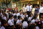 Bộ trưởng Phùng Xuân Nhạ với học sinh Trường tiểu học Tân Hóa, huyện Minh Hóa, tỉnh Quảng Bình. (Ảnh: Văn Tý/TTXVN)