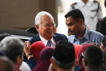 Cựu Thủ tướng Malaysia Najib Razak (giữa) tới tòa án ở Kuala Lumpur ngày 3/4. (Ảnh: AFP/TTXVN)