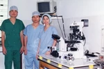 Vợ chồng bác sỹ Hồ Mạnh Tường và Vương Thị Ngọc Lan tại Khoa Hiếm muộn của bệnh viện Từ Dũ năm 1999. (Ảnh: TTXVN phát)