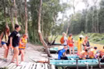 Du khách quốc tế tham quan khu du lịch Gáo Giồng, huyện Cao Lãnh vào mùa nước nổi. (Ảnh: Đình Huệ/TTXVN)