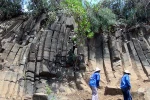 Các khối đá mới phát lộ có hình thù vuông vức giống như ở Gành Đá Đĩa. (Ảnh: Xuân Triệu/TTXVN)