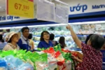 Người tiêu dùng mua sắm tại hệ thống siêu thị Saigon Co.op Thành phố Hồ Chí Minh. (Ảnh: Thanh Vũ/TTXVN)
