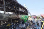 Xe khách bị cháy rụi. (Ảnh: Trịnh Duy Hưng/TTXVN)