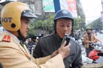 Cảnh sát giao thông kiểm tra nồng độ cồn với lái xe. (Nguồn: TTXVN)