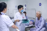 Bác sỹ Bệnh viện Đa khoa hữu nghị 103 tư vấn, theo dõi tình hình sức khỏe cho bệnh nhân. (Ảnh: Đức Tưởng/TTXVN)
