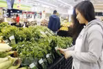 Siêu thị Big C gói sản phẩm nông sản bằng lá chuối tươi để hạn chế rác thải nhựa. (Ảnh: Mỹ Phương/TTXVN)