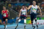 Vận động viên Richard Whitehead (phải) của Anh đã lập kỷ lục Paralympic mới và giành Huy chương vàng ở nội dung chạy 200m nam, hạng thương tật T42, tại Paralympic 2016. (Nguồn: EPA/TTXVN) 