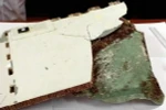 Một trong những mảnh vỡ của máy bay MH370 được tìm thấy tại Wartburg, Nam Phi ngày 7/3. (Nguồn: AP/TTXVN) 