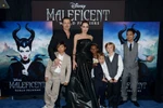 Cả gia đình đến xem 'Maleficent.' (Nguồn: Dailymail)