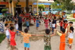 Giờ học thể dục ngoài trời của các cháu ở Trường Mầm non xã Nhâm, huyện miền núi A Lưới. (Ảnh: Hồ Cầu/TTXVN) 