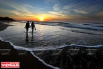 Bình minh trên bãi biển Cam Bình. (Ảnh: Đặng Kim Phượng/Báo Ảnh Việt Nam)