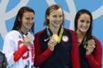 Kình ngư người Mỹ Katie Ledecky (giữa) giành Huy chương vàng nội dung bơi tự do 400m nữ tại Olympic 2016. (Nguồn: EPA/TTXVN)