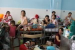 Tình trạng quá tải bệnh nhi tại Bệnh viện Nhi Đồng 1. (Ảnh: Phương Vy/TTXVN) 