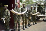 Binh sỹ Kenya chuyển ngà voi tới trụ sở KWS ở Nairobi ngày 15/4. (Nguồn: AFP/TTXVN) 