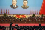 Nhà lãnh đạo Triều Tiên Kim Jong-Un (giữa) và các đại biểu tại Đại hội. (Nguồn: AFP/TTXVN) 