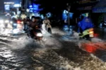 TP.HCM vật lộn với "lũ quét" giữa lòng thành phố giờ cao điểm