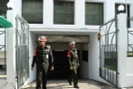 Binh sỹ Thái Lan gác ngoài tòa án ở thủ đô Bangkok, nơi sẽ diễn ra vụ xét xử hai nghi can vụ đánh bom đền Erawan. (Nguồn: AFP/TTXVN) 