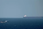 Một tàu chở dầu hướng tới Eo biển Hormuz ở ngoài khơi thành phố cảng Khasab, miền Bắc Oman. (Ảnh minh họa: AFP/TTXVN)