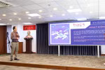 Đại diện Hội Tin học Thành phố Hồ Chí Minh giới thiệu về Triển lãm Quốc tế công nghệ giáo dục, công nghệ thông tin, thiết bị, đồ chơi và đồ dùng học tập – BESS VIETNAM 2023. (Ảnh: Tiến Lực/TTXVN)