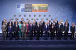 Tổng Thư ký Tổ chức Hiệp ước Bắc Đại Tây Dương Jens Stoltenberg (trái) và Tổng thống Ukraine Volodymyr Zelensky trong cuộc họp báo chung ở Kiev, ngày 20/4/2023. (Ảnh: AFP/TTXVN)