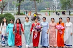 [Photo] Hà Nội thướt tha những tà áo dài và rực rỡ hoa tươi dịp 8/3