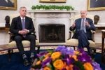 Tổng thống Mỹ Joe Biden (phải) và Chủ tịch Hạ viện McCarthy trong cuộc thảo luận về trần nợ công tại Nhà Trắng ngày 22/5/2023. (Ảnh: AFP/TTXVN)