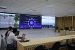 Các cán bộ của Trung tâm Điều hành thông minh (IOC) tỉnh Tiền Giang đang xử lý dữ liệu trên hệ thống. (Ảnh: Lâm Nguyên/TTXVN)