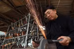 Rèn nông cụ tại làng nghề Phúc Sen. (Ảnh: Minh Quyết/TTXVN)
