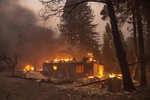 Nhà cửa bị thiêu rụi trong đám cháy rừng tại Geyserville, California, Mỹ, ngày 24/10/2019. (Ảnh: AFP/ TTXVN)