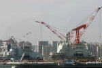 Hai tàu sân bay của Trung Quốc neo tại xưởng đóng tàu ở Đại Liên, tỉnh Liêu Ninh (Trung Quốc) ngày 19/7/2018. (Ảnh: UPI/ TTXVN)