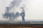 Khói bốc lên từ thị trấn Ras al-Ain ở miền bắc Syria sau một cuộc tấn công của quân đội Thổ Nhĩ Kỳ ngày 17/10/2019. (Ảnh: THX/ TTXVN)