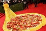 [Photo] Choáng váng với chiếc váy giống món bánh tráng của Rihanna 