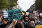 Người dân Pháp giương cao biểu ngữ 'Chào đón người di cư' trong cuộc tuần hành ủng hộ người di cư tại Paris ngày 5/9. (Nguồn: AFP/TTXVN) 