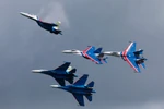 Đôi máy bay nhào lộn Russian Knights trình diễn tại Sân bay quân sự Pushkin trong buổi triển lãm Quốc phòng Hải quân quốc tế 2015 ở St. Peterburg. (Nguồn: Sputniknews)