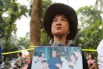 Nhiều người đã mang theo ảnh nguyên Tổng Bí thư Đỗ Mười đến nhà tang lễ để chờ đến giờ làm lễ truy điệu. (Ảnh: Minh Sơn/Vietnam+)