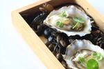Hàu Fine de Claire tươi, dùng kèm với nước dùng từ xương bò và gừng do bếp trưởng khách sạn JW Marriott thực hiện. (Nguồn ảnh: JW Marriott)