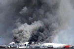 Xác chiếc Boeing 777 bị bao trùm trong cột khói nghi ngút sau khi lao xuống sân bay San Francisco. (Nguồn: bbc.co.uk)