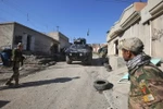 Lực lượng an ninh Iraq triển khai tại làng al-Buseif, phía nam Mosul trong cuộc tấn công nhằm giải phóng khu vực phía Tây thành phố này ngày 21/2. (Nguồn: AFP/TTXVN)