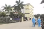 Lực lượng chức năng tiến hành các biện pháp y tế kịp thời tại Điện lực Cẩm Giàng trong sáng 5/2, sau khi có thông tin về ca F0 tại đơn vị này. (Ảnh: Mạnh Minh/TTXVN)