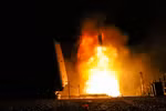 Tàu khu trục USS Monterey phóng tên lửa tấn công Tomahawk. (Ảnh: AFP/TTXVN)